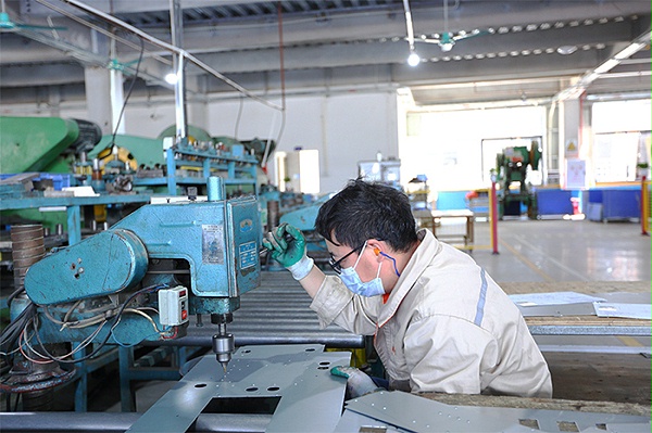 毅青解读数控钣金加工中的材料选择与工艺优化