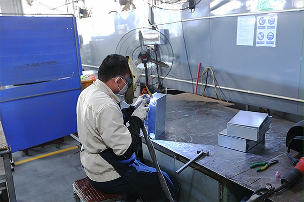 毅青分享提升数控钣金加工精度与质量的关键策略