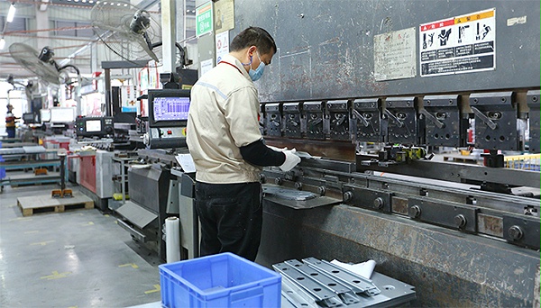 毅青分析传统数控钣金加工与现代数控钣金加工的对比