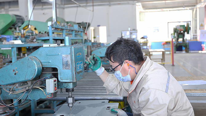 毅青解读数控钣金加工中的材料选择与工艺优化